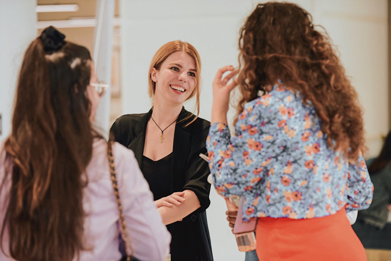 Female founders talking together at a Red Pakket community event